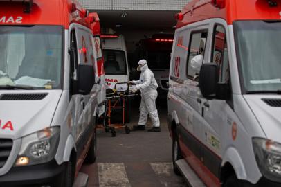 A patient arrives at the 28 de Agosto Hospital in Manaus, Amazon State, Brazil, on January 14, 2021, amid the novel coronavirus, COVID-19, pandemic. - Manaus is facing a shortage of oxygen supplies and bed space as the city has been overrun by a second surge in COVID-19 cases and deaths. (Photo by Michael DANTAS / AFP)Editoria: HTHLocal: ManausIndexador: MICHAEL DANTASSecao: diseaseFonte: AFPFotógrafo: STR<!-- NICAID(14690492) -->