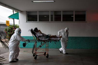 A patient arrives at the 28 de Agosto Hospital in Manaus, Amazon State, Brazil, on January 14, 2021, amid the novel coronavirus, COVID-19, pandemic. - Manaus is facing a shortage of oxygen supplies and bed space as the city has been overrun by a second surge in COVID-19 cases and deaths. (Photo by Michael DANTAS / AFP)Editoria: HTHLocal: ManausIndexador: MICHAEL DANTASSecao: diseaseFonte: AFPFotógrafo: STR<!-- NICAID(14690491) -->