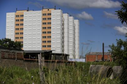 ESTEIO, RS, BRASIL, 15-01-2021: Residencial Vivendas de Alicante, na avenida Presidente Vargas, numero 3080, na regiao central de Esteio. Os predios, do Minha Casa, Minha Vida, tiveram as obras interrompidas por anos. Agora estariam quase prontos, mas moradores ainda nao podem realizar a mudanca. Foto: Mateus Bruxel / Agencia RBSIndexador: Mateus Bruxel<!-- NICAID(14691022) -->