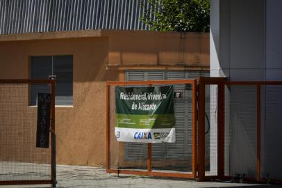 ESTEIO, RS, BRASIL, 15-01-2021: Residencial Vivendas de Alicante, na avenida Presidente Vargas, numero 3080, na regiao central de Esteio. Os predios, do Minha Casa, Minha Vida, tiveram as obras interrompidas por anos. Agora estariam quase prontos, mas moradores ainda nao podem realizar a mudanca. Foto: Mateus Bruxel / Agencia RBSIndexador: Mateus Bruxel<!-- NICAID(14691018) -->