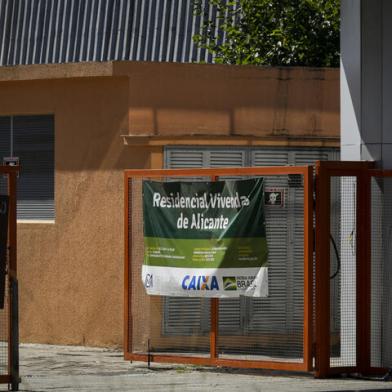 ESTEIO, RS, BRASIL, 15-01-2021: Residencial Vivendas de Alicante, na avenida Presidente Vargas, numero 3080, na regiao central de Esteio. Os predios, do Minha Casa, Minha Vida, tiveram as obras interrompidas por anos. Agora estariam quase prontos, mas moradores ainda nao podem realizar a mudanca. Foto: Mateus Bruxel / Agencia RBSIndexador: Mateus Bruxel<!-- NICAID(14691018) -->