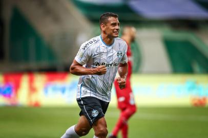 Gremio x PalmeirasRS - FUTEBOL/CAMPEONATO BRASILEIRO 2020 /GREMIO X PALMEIRAS - ESPORTES - Lance da partida entre Palmeiras e Gremio disputada na noite desta sexta-feira, na Allianz Arena, em Sao Paulo, em partida valida pela Campeonato Brasileiro 2020. FOTO: LUCAS UEBEL/GREMIO FBPAEditoria: SPOIndexador: Lucas UebelSecao: futebolFonte: Gremio.netFotógrafo: Gremio x Palmeiras<!-- NICAID(14691881) -->