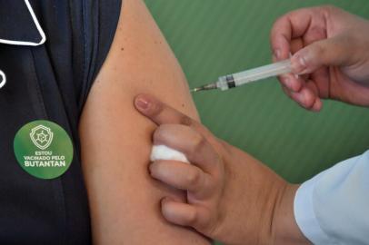 A health worker is inoculated with the CoronaVac Sinovac Biotechs vaccine against COVID-19 coronavirus at Clinicas hospital in Sao Paulo, Brazil on January 17, 2021. - Brazils Anvisa health regulator gave emergency approval on January 17, 2021 for its first two coronavirus vaccines as the country gears up to roll out a mass inoculation campaign amid a devastating second epidemic wave. It authorized AstraZeneca and Oxford Universitys Covishield shot as well as Chinas CoronaVac for use in the country where the Covid-19 death toll now exceeds 209,000, Anvisa announced. (Photo by NELSON ALMEIDA / AFP)Editoria: HTHLocal: Sao PauloIndexador: NELSON ALMEIDASecao: diseaseFonte: AFPFotógrafo: STF<!-- NICAID(14692282) -->