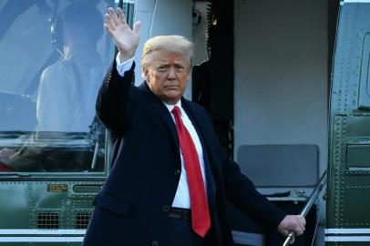 Outgoing US President Donald Trump waves as he boards Marine One at the White House in Washington, DC, on January 20, 2021. - President Trump travels his Mar-a-Lago golf club residence in Palm Beach, Florida, and will not attend the inauguration for President-elect Joe Biden. (Photo by MANDEL NGAN / AFP)Editoria: POLLocal: WashingtonIndexador: MANDEL NGANSecao: politics (general)Fonte: AFPFotógrafo: STF<!-- NICAID(14694717) -->