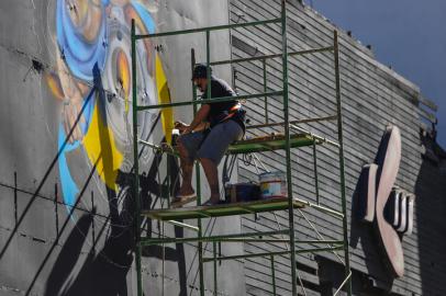 SANTA MARIA, RS, BRASIL - Fachada da boate Kiss recebe grafite na Rua dos Andradas, na área central de Santa Maria. Tragédia, que deixou 242 mortos, completa oito anos no próximo dia 27. (Foto: Ronald Mendes/Especial)Indexador: RONALD.MENDES<!-- NICAID(14695381) -->