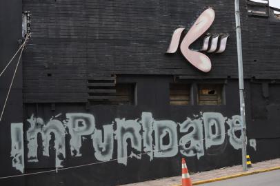 SANTA MARIA, RS, BRASIL - Fachada da boate Kiss recebe grafite na Rua dos Andradas, na área central de Santa Maria. Tragédia, que deixou 242 mortos, completa oito anos no próximo dia 27. (Foto: Ronald Mendes/Especial)<!-- NICAID(14695826) -->