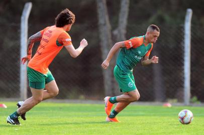 CAXIAS DO SUL, RS, BRASIL, 01/10/2020. Treino do Juventude no CT. O Juventude está disputando a série B do Campeonato Brasileiro 2020. Na foto, atacante Breno (D). (Porthus Junior/Agência RBS)Indexador:                                 <!-- NICAID(14607033) -->