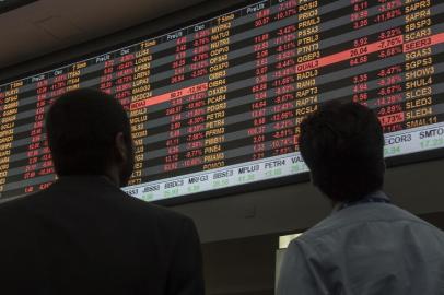 SÃO PAULO, SP, BRASIL, 18/05/2017. Vista da Bolsa de Valores BM&F Bovespa, na região central de São Paulo, nesta quinta feira, 18. O principal índice da bolsa paulista retomou o pregão e opera em forte queda nesta quinta-feira (18), após ter os negócios interrompidos pelo circuit breaker, um mecanismo de controle de variação dos índices. A queda acontece após as denúncias envolvendo o presidente Michel Temer.Visitors look at an electronic board at the Sao Paulo Stock Exchange (B3), in Sao Paulo, Brazil, on May 18, 2017.Brazilian financial markets plummeted on opening Thursday in the wake of a bombshell report that President Michel Temer approved paying hush money to a corrupt politician. The real fell 5.46 percent against the dollar to 3.315, down from 3.134 at closing Wednesday, CMA consultants said. / AFP PHOTO / Nelson ALMEIDAEditoria: FINLocal: Sao PauloIndexador: NELSON ALMEIDASecao: foreign exchange marketFonte: AFPFotógrafo: STF<!-- NICAID(12920231) -->