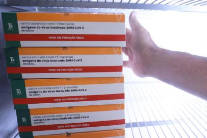 PORTO ALEGRE, RS, BRASIL, 1.2.2021 - As Coordenadorias Regionais de Saúde (CRSs) receberam as doses da vacina que ainda estavam em estoque na Central Estadual de Armazenamento e Distribuição de Imunobiológicos (Ceadi), em Porto Alegre. Foto: Itamar Aguiar/Palácio Piratini / DivulgaçãoLocal: PORTO ALEGREIndexador: ITAMAR AGUIARFonte: AGENCIA FREE LANCER<!-- NICAID(14703986) -->