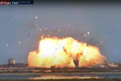 This still image taken from a Space X video shows the Starship SN9 exploding on landing as the company conducts a test flight on February 2, 2021, near Boca Chica, Texas. - The SpaceX prototype rocket crash landed and exploded in flames at the conclusion of a test flight on February 2, 2021, footage broadcast by the company showed. It was the second such explosion after the last prototype met a similar fate in December. (Photo by - / SPACEX / AFP) / RESTRICTED TO EDITORIAL USE - MANDATORY CREDIT AFP PHOTO / SpaceX - NO MARKETING - NO ADVERTISING CAMPAIGNS - DISTRIBUTED AS A SERVICE TO CLIENTSEditoria: SCILocal: Boca Chica and Medford ColoniaIndexador: -Secao: space programmeFonte: SPACEXFotógrafo: Handout<!-- NICAID(14705542) -->