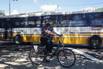 PORTO ALEGRE, RS, BRASIL - 2021.02.01 - Venda e aluguel de bicicletas elétricas triplicou durante a pandemia. Veículo é procuro sobretudo por mobilidade e por quem deseja reduzir os carros da família. Na foto- Ariane Lubin. (Foto: ANDRÉ ÁVILA/ Agência RBS)Indexador: Andre Avila<!-- NICAID(14704271) -->