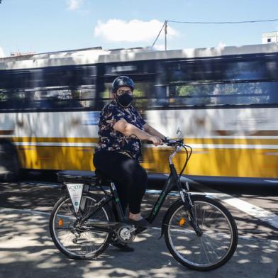 PORTO ALEGRE, RS, BRASIL - 2021.02.01 - Venda e aluguel de bicicletas elétricas triplicou durante a pandemia. Veículo é procuro sobretudo por mobilidade e por quem deseja reduzir os carros da família. Na foto- Ariane Lubin. (Foto: ANDRÉ ÁVILA/ Agência RBS)Indexador: Andre Avila<!-- NICAID(14704271) -->