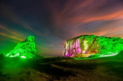 TORRES, RS, BRASIL - 06.02.2021 - Parque da Guarita, em Torres, vai completar 50 anos em 2021. Neste verão, há novidades: o restaurante foi reaberto e os morros foram iluminados à noite. (Foto: Isadora Neumann/Agencia RBS)Indexador: ISADORA NEUMANN<!-- NICAID(14708771) -->