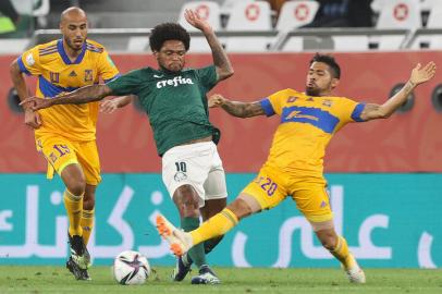 O jogador Luiz Adriano, da SE Palmeiras, disputa bola com o jogador Aquino, do CF Tigres UANL, durante partida vÃ¡lida pela semi final, da Copa do Mundo de Clubes da FIFA 2020, no EstÃ¡dio Education City. (Foto: Cesar Greco)<!-- NICAID(14708933) -->