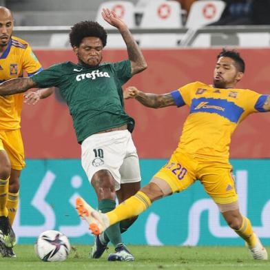 O jogador Luiz Adriano, da SE Palmeiras, disputa bola com o jogador Aquino, do CF Tigres UANL, durante partida vÃ¡lida pela semi final, da Copa do Mundo de Clubes da FIFA 2020, no EstÃ¡dio Education City. (Foto: Cesar Greco)<!-- NICAID(14708933) -->