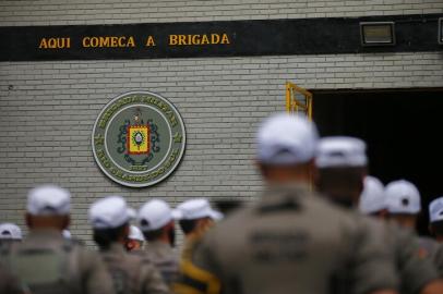 PORTO ALEGRE, RS, BRASIL, 17-10-2020: Policiais Militares em formação pela EsEFES-POA (Escola de Formação e Especialização de Soldados da Brigada Militar) fazendo estágio nas ruas da Capital (FOTO FÉLIX ZUCCO/AGÊNCIA RBS, Editoria de Notícias).<!-- NICAID(14619443) -->