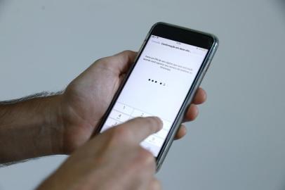 PORTO ALEGRE, RS, BRASIL - 23.01.2020 - Passo a passo ensina como fazer a verificação em duas etapas do WhatsApp. É importante manter ativado para diminuir as chances de o app ser clonado. (Foto: Isadora Neumann/Agencia RBS)<!-- NICAID(14396532) -->