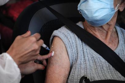 CAXIAS DO SUL, RS, BRASIL, 08/02/2021 - Pessoas acima de 90 anos começam a ser vacinadas em Caxias do Sul. Imunização começou às 10h em sistema drive thru. Pessoas acima de 90 anos começaram a ser imunizadas na manhã desta segunda-feira (8), em Caxias do Sul. A vacinação ocorre em dois pontos da cidade: na Rua Plácido de Castro, junto à Maesa, e nos Pavilhões da Festa da Uva. NA FOTO: Elza Maria Gazzolla, 93. (Marcelo Casagrande/Agência RBS)<!-- NICAID(14709321) -->