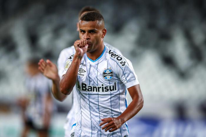 Grêmio goleia Botafogo, termina Brasileirão em quarto e agora seca o Goiás