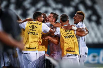 Gremio x BotafogoRS - FUTEBOL/CAMPEONATO BRASILEIRO 2020 /GREMIO X BOTAFOGO - ESPORTES - Lance da partida entre Gremio e Botafogo disputada na noite desta segunda-feira no Estadio do Engenhao, no Rio de Janeiro, em partida valida pela Campeonato Brasileiro 2020. FOTO: LUCAS UEBEL/GREMIO FBPAEditoria: SPOLocal: Rio de JaneiroIndexador: Lucas UebelSecao: futebolFonte: Gremio.netFotógrafo: Gremio x Botafogo<!-- NICAID(14709795) -->