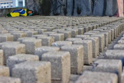 PORTO ALEGRE, RS, BRASIL, 08/02/2021- Arquitetura hostil: estruturas de pedra construídas pra evitar e afastar pessoas em situação de rua em Porto Alegre. Foto: Lauro Alves  / Agencia RBS<!-- NICAID(14709190) -->