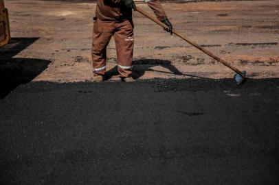 PORTO ALEGRE, RS, BRASIL - 10/02/2021Obra da Avenida Severo Dullius recebe pavimentação<!-- NICAID(14711585) -->