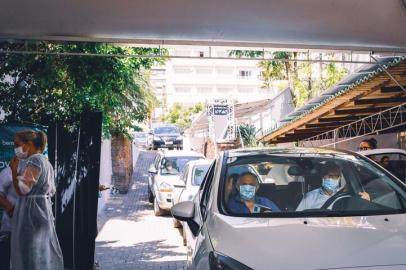 Porto Alegre, RS 11/02/2021: Etapa de vacinaÃ§Ã£o contra a Covid-19 para idosos na faixa de idade +87 realizado atravÃ©s do modelo drive-thru no estacionamento do Sindicato MÃ©dico do Rio Grande do Sul (Simers). Foto: Alex Rocha/PMPALocal: Porto AlegreIndexador: Setor de Imagem da Prefeitura de<!-- NICAID(14712661) -->