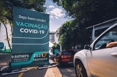 Porto Alegre, RS 11/02/2021: Etapa de vacinaÃ§Ã£o contra a Covid-19 para idosos na faixa de idade +87 realizado atravÃ©s do modelo drive-thru no estacionamento do Sindicato MÃ©dico do Rio Grande do Sul (Simers). Foto: Alex Rocha/PMPALocal: Porto AlegreIndexador: Setor de Imagem da Prefeitura de<!-- NICAID(14712659) -->