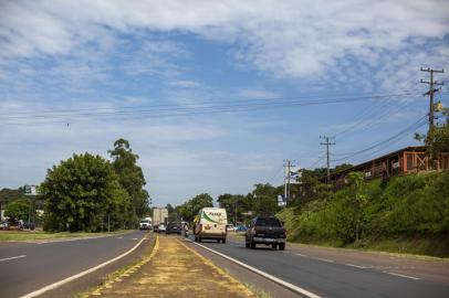 LAJEADO, RS, BRASIL - Como está atualmente o trecho da BR-386 que será palco de obras de duplicação a partir da próxima segunda-feira (15). É um trecho de 20,3 quilômetros entre Marques de Souza e Lajeado ( Km 325,5 ao km 345,8). Entre os  KMs 340 e 345, no trecho urbano de Lajeado.Indexador: Jefferson Botega<!-- NICAID(14712478) -->