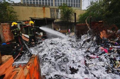 Duas residências foram destruídas em um incêndio na manhã desta segunda-feira (15) na zona sul de Porto Alegre. O local do fogo é conhecido popularmente como Vila dos Quicos, um conglomerado de casas irregulares em vias tão estreitas que nem carros passam, entre a Avenida Icaraí e a Campos Velho, no Cristal. <!-- NICAID(14714647) -->