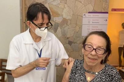 Eloína Gonçalves Born, de 99 anos, aguardava ansiosa a chegada dos enfermeiros na manhã desta terça-feira (16) na casa geriátrica Donna Care Lar de Idosos, no bairro Santo Antônio, na Capital. Ela foi a primeira idosa a receber a vacina no Rio Grande do Sul no dia 17 de janeiro, no ato Solene no Hospital de Clínicas de Porto Alegre que marcou o início da vacinação no Estado. Nesta terça de Carnaval, foi a vez de tomar a segunda dose da Coronavac. <!-- NICAID(14716011) -->