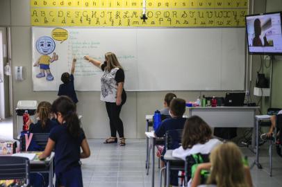 PORTO ALEGRE, RS, BRASIL - 2021.02.17 - A escola Monteiro Lobato tem aulas 100% presenciais, com adaptações para enfrentar a pandemia. Na imagem, Prof do 3 ano- Evandra Vargas. (Foto: ANDRÉ ÁVILA/ Agência RBS)Indexador: Andre Avila<!-- NICAID(14716666) -->