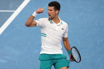 Serbias Novak Djokovic reacts as he plays against Russias Aslan Karatsev during their mens singles semi-final match on day eleven of the Australian Open tennis tournament in Melbourne on February 18, 2021. (Photo by Brandon MALONE / AFP) / -- IMAGE RESTRICTED TO EDITORIAL USE - STRICTLY NO COMMERCIAL USE --Editoria: SPOLocal: MelbourneIndexador: BRANDON MALONESecao: tennisFonte: AFPFotógrafo: STR<!-- NICAID(14717137) -->