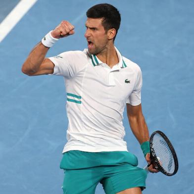 Serbias Novak Djokovic reacts as he plays against Russias Aslan Karatsev during their mens singles semi-final match on day eleven of the Australian Open tennis tournament in Melbourne on February 18, 2021. (Photo by Brandon MALONE / AFP) / -- IMAGE RESTRICTED TO EDITORIAL USE - STRICTLY NO COMMERCIAL USE --Editoria: SPOLocal: MelbourneIndexador: BRANDON MALONESecao: tennisFonte: AFPFotógrafo: STR<!-- NICAID(14717137) -->