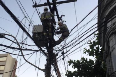 Dois postes localizados na Avenida Venâncio Aires, próximos ao Hospital de Pronto Socorro (HPS) de Porto Alegre, pegaram fogo na madrugada desta sexta-feira (19), afetando o abastecimento de luz e Internet para moradores do Bom Fim e Cidade Baixa. <!-- NICAID(14718025) -->