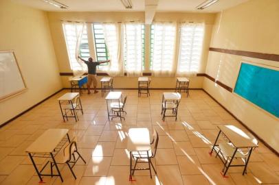 PORTO ALEGRE, RS, BRASIL, 19/02/2021-Preparativos para o início do ano letivo em Porto Alegre: Escola Liberato Salzano VIeira da Cunha    Foto:  Lauro Alves  / Agencia RBS<!-- NICAID(14718191) -->