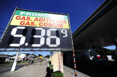 PORTO ALEGRE,RS,BRASIL.2021,02,19.Aumento dos combustiveis nos postos de gasolina de Porto Alegre.Na foto.Na João de Oliveira Remião 4000.(RONALDO BERNARDI/AGENCIA RBS).<!-- NICAID(14718248) -->