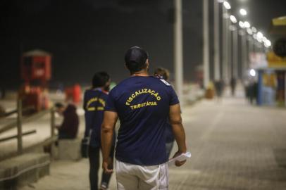 IMBÉ, RS, BRASIL - 2021.01.02 - Após decreto da prefeitura de Imbé com restrições para evitar aglomeração na praia, polícia trabalha para bloquear avenida beira mar. (Foto: André Ávila/ Agência RBS)Indexador: Andre Avila<!-- NICAID(14682130) -->