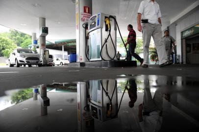 CAXIAS DO SUL, RS, BRASIL, 12/12/2018Posto de gasolina COOCAVER, (atrás do estádio do caxias), tem a gasolina mais barata da cidade por R$4,59. (Lucas Amorelli/Agência RBS)<!-- NICAID(13872991) -->