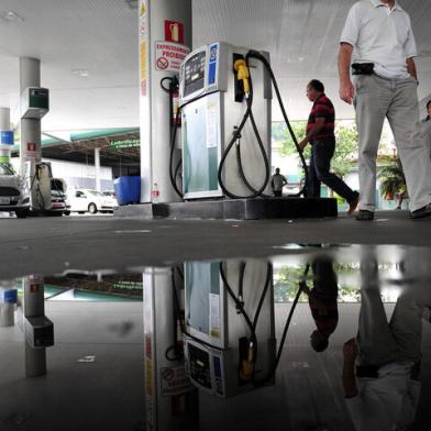 CAXIAS DO SUL, RS, BRASIL, 12/12/2018Posto de gasolina COOCAVER, (atrás do estádio do caxias), tem a gasolina mais barata da cidade por R$4,59. (Lucas Amorelli/Agência RBS)<!-- NICAID(13872991) -->