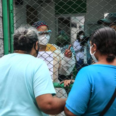 PORTO ALEGRE, RS, BRASIL - 2021.02.23 - Upa Moacyr Scliar, na Zona Norte, está com lotação esgotada para o atendimento. Ja chegada de pacientes, indicam que procurem outros locais. Filha diz que mãe está com falta de ar, ao medir o oxigênio, profissional da saúde a coloca em uma cadeira de rodas e a leva para dentro da UPA. (Foto: ANDRÉ ÁVILA/ Agência RBS)Indexador: Andre Avila<!-- NICAID(14720719) -->