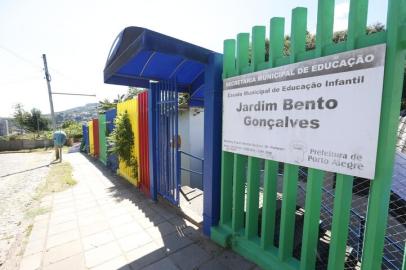 PORTO ALEGRE, RS, BRASIL, 24/02/2021- Falta de terceirizados e ameaça de greve de professores cercam volta às aulas presenciais em Porto Alegre. A previsão de retomada das aulas de forma presencial na rede municipal de ensino de Porto Alegre é rodeada por algumas dúvidas nesta quarta-feira (23). Na foto- Jardim Bento Golsalves.   Foto: Lauro Alves  / Agencia RBS<!-- NICAID(14721330) -->