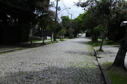 PORTO ALEGRE,RS,BRASIL.2021,03,01.Rua Pareci onde entregadores uber eats, ao entregar a encomenda tomaram de assalto a residnecia, amarraram os moradores, e leveram computadores tevelevisão e jóias.(RONALDO BERNARDI/AGENCIA RBS)<!-- NICAID(14725013) -->