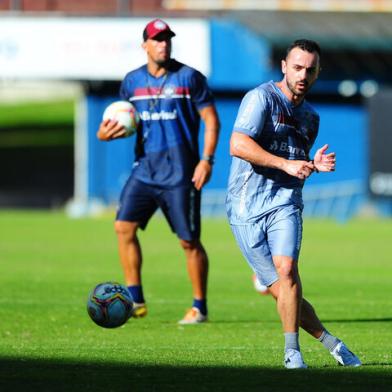 CAXIAS DO SUL, RS, BRASIL, 17/02/2021. Treino do Caxias no estádio Centenário. O Caxias se prepara para a temporada 2021. Na foto, lateral Eduardo Diniz. (Porthus Junior/Agência RBS)Indexador: Porthus Junior                  <!-- NICAID(14716882) -->