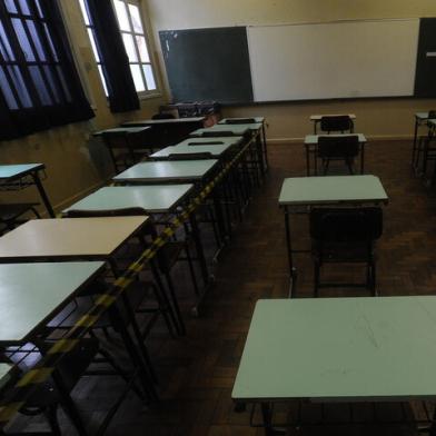 CAXIAS DO SUL, RS, BRASIL, 29/10/2020 - IEE Cristóvão de Mendoza retoma aulas presenciais, porém, prédio da escola tem diversos problemas como: cozinha que alaga, auditório interditado, piso desnivelado entre outros problemas estruturais. (Marcelo Casagrande/Agência RBS)<!-- NICAID(14629463) -->