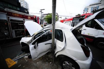 PORTO ALEGRE,RS,BRASIL.04/03/2021.Acidente na Rua Dona Lura com AV.Goeth deixa motorista gravemente ferido.(RONALDO BERNARDI/AGENCIA RBS).<!-- NICAID(14727427) -->