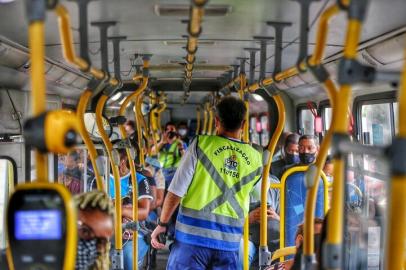 PORTO ALEGRE, RS, BRASIL,  04/03/2021- Diretor da EPTC vistoria paradas de ônibus e ouve reclamações Foto: Lauro Alves  / Agencia RBS<!-- NICAID(14727435) -->