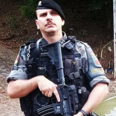 O policial militar Jhonatan Grendene Caverzan Maximovitz (soldado) morreu neste sábado ao ser atropelado por dois bandidos que arremessavam objetos para dentro do Presídio de Erechim, no norte do Rio Grande do Sul<!-- NICAID(14729470) -->