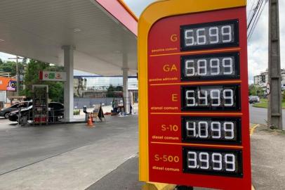 Preço da gasolina à vista chega a R$ 5,69 em Caxias. No prazo já tem postos cobrando R$ 6,09<!-- NICAID(14730136) -->