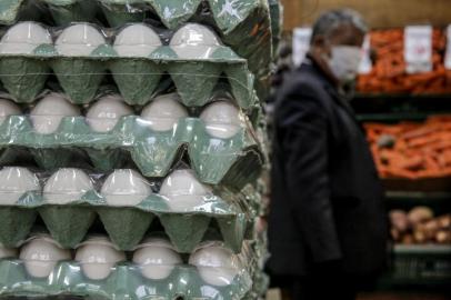 PORTO ALEGRE, RS, BRASIL - 16/07/2020Aumento no preço do ovo devido ao aumento da procura do alimento durante a pandemia<!-- NICAID(14546904) -->